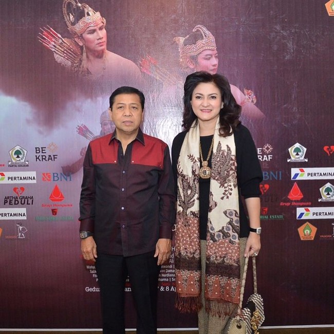 Meski tanpa sanggul, namun poni Deisti selalu harus rapi dengan sedikit disasak dan hairspray.  Foto: dok. Setya Novanto