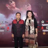 Meski tanpa sanggul, namun poni Deisti selalu harus rapi dengan sedikit disasak dan hairspray.  Foto: dok. Setya Novanto