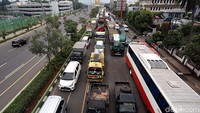 Antrean kendaraan mengular hingga flyover.