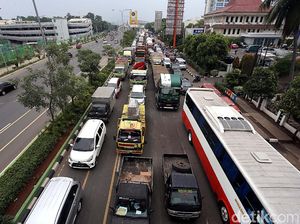 Alasan Penting Kenapa Truk dan Bus Harus Gunakan Jalur Kiri