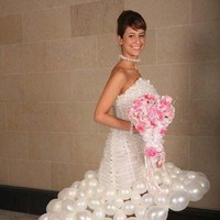 Balon biasanya identik untuk hiasan pesta. Akan tetapi, desain gaun ini menggunakan balon sebagai bahan utamanya. Tidak terbayangkan apabila salah satu balon dari pengantin ini pecah. Bukan saja pengantin wanitanya yang kaget, tapi juga para tamu undangan. Siapa yang ingin di hari pernikahannya memakai gaun seperti ini?Foto: Istimewa