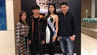 Hal tersebut dikarenakan penampilan ayah Kevin yang masih terlihat awet muda dan ganteng banget. Foto: Kevin Liliana (Instagram)
