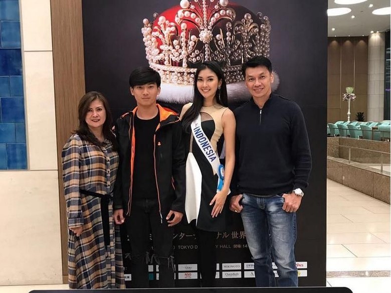 Kevin Liliana Foto Bareng Keluarga, Netizen: Bapaknya Ganteng Pake Banget! Kevin Liliana Foto Bareng Keluarga, Netizen: Bapaknya Ganteng Pake Banget!
