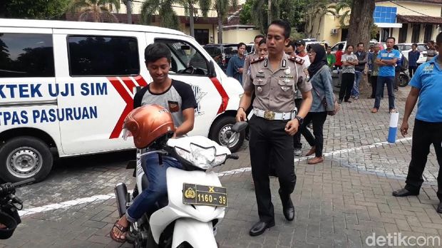 Polisi didampingi Kasat Lantas AKP Erika Purnama Putra/