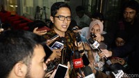 Febri Diansyah memberikan keterangan pers di lobi gedung KPK, Jakarta, Kamis (16/11/2017).