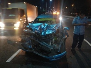 Supir Mengantuk, Taksi Tabrak Truk di Tol Dalam Kota
