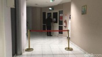 Ruangan dekat Setya Novanto dipasangi garis antrean berwarna merah. 