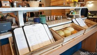 Peti kayu yang diletakkan di depan barista ini unik. Ternyata peti-peti ini digunakan sebagai tempat menyimpan papan menu dan juga buah-buahan segar. Bisa sekaligus jadi hiasan ya. Foto: Lusiana Mustinda