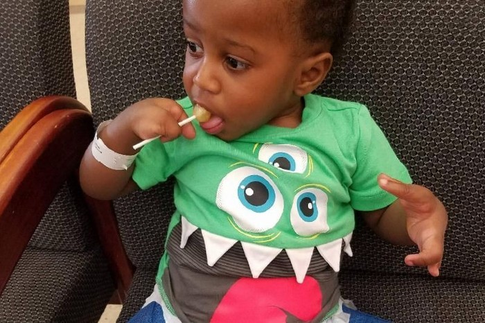 Jaylen lahir dengan kondisi yang disebut FATCO (Fibular Aplasia, Tibial Campomelia, Oligosyndactyly with Talar Aplasiatibial Hemmimelia). Penyakit genetik langka ini biasanya menyebabkan kaki seorang anak tidak tumbuh sempurna, tetapi pada kasus Jaylen, kedua jari tangannya juga mengalami hal serupa. (Foto: GoFund Me/Jaylens First Steps) Jaylen lahir dengan kondisi yang disebut FATCO (Fibular Aplasia, Tibial Campomelia, Oligosyndactyly with Talar Aplasiatibial Hemmimelia). Penyakit genetik langka ini biasanya menyebabkan kaki seorang anak tidak tumbuh sempurna, tetapi pada kasus Jaylen, kedua jari tangannya juga mengalami hal serupa. (Foto: GoFund Me/Jaylens First Steps)
