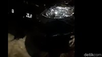 Akhirnya, Novanto muncul untuk menjalani pemeriksaan KPK tanggal 16 November. Namun, ada kabar bahwa mobil yang ditumpanginya kecelakaan dan menabrak tiang di Permata Hijau. Novanto dilarikan ke RS Medika Permata Hijau. (Foto: Screenshot Video YouTube)