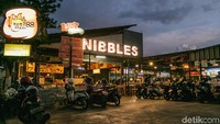Lokasi pertama adalah 88 Food Court, tempat ini berlokasi dekat area Pasar Lama Tangerang, tepatnya di Jalan A. Damyati, Kec. Tangerang. Tempat ini buka dari jam 14.00 hingga 22.00 WIB di hari kerja dan jam 24.00 WIB pada akhir pekan.