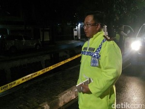 Garis Polisi Dipasang di TKP Kecelakaan Mobil Setya Novanto