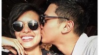 Hal tersebut diungkapkannya lewat caption sebuah fotonya sedang mencium putri Indra Lesmana. (Dok. Instagram/demasnarawangsa)