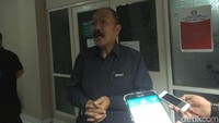 Pengacara Setya Novanto, Fredrich Yunadi diwawancarai media. 