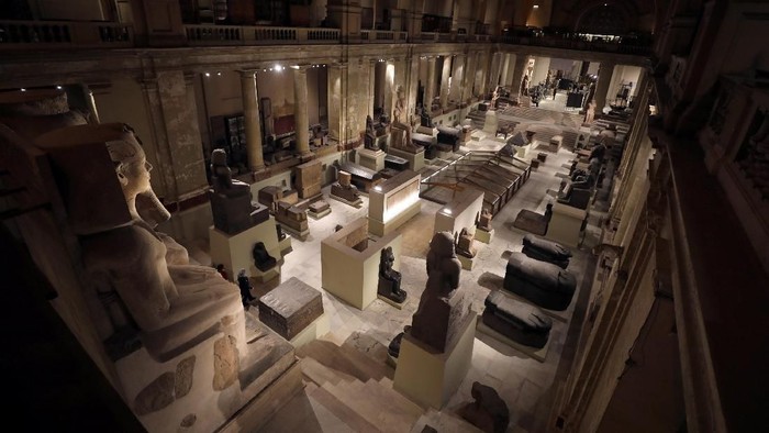 Visitors take a selfie picture around pharaonic artefacts inside the Egyptian Museum at the capital of Cairo, Egypt November 8, 2017. Picture taken November 8, 2017. REUTERS/Amr Abdallah Dalsh NO RESALES.NO ARCHIVES.
