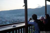 Sepasang muda-mudi sedang bercengkrama (Wahyu/detikTravel)