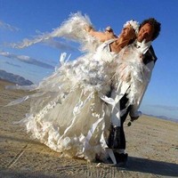 Gaun putih ini bahannya campuran antara plastik dan tisu. Foto: Istimewa