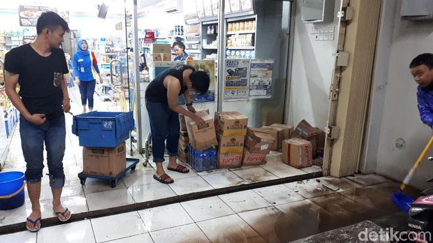 salah satu minimarket yang terkena banjir