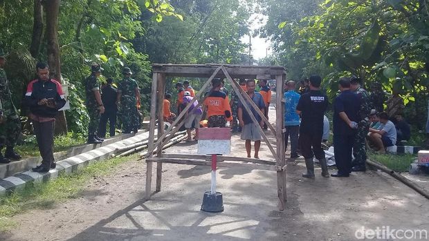 Diterjang Hujan Jembatan Penghubung Antar Desa Nyaris Ambrol