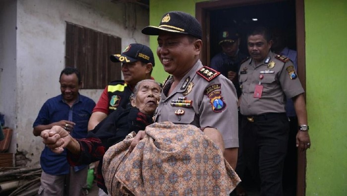 Saat Kapolres Probolinggo Obatkan Nenek Sebatang Kara ke Puskesmas