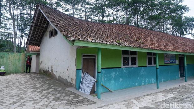 Gedung sekolah SDN 1 Pakelen, Banjarnegara yang dikosongkan.