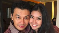 Kevin Liliana ternyata memiliki ayah yang tampan dan awet muda. Foto: Kevin Liliana dan sang ayah (Instagram)
