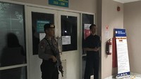 Polisi bersenjata berjaga di depan kamar Setya Novanto.