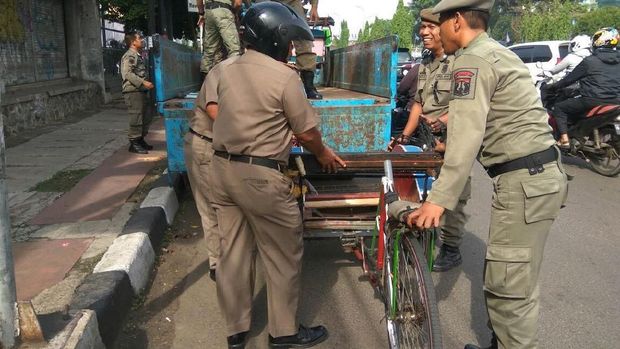 Razia becak ini dilakukan oleh petugas Satpol PP yang menyamar.