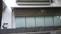 Jendela juga masih tertutup rapat. Penyidik KPK tak menemukan Novanto di rumah ini semalam. Foto: Kanavino/detikcom