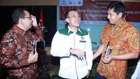 Hadir dalam acara tersebut anggota DPR RI Komisi XI Maruarar Sirait saat menerima cinderamata dari Ketua Umum Perbarindo Joko Suyanto usai diskusi tersebut. Foto: dok. Indobarometer