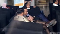 Irvanto yang mengenakan kemeja biru muda itu tampak didampingi seorang pria yang mengenakan batik warna cokelat.