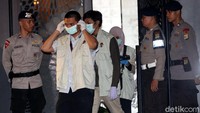 Para penyidik KPK itu mendatangi rumah Setya Novanto dengan memakai masker.