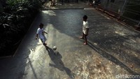 Bermain sepakbola berdua pun juga asyik.