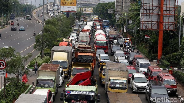 Rambu VMS Roboh, Jalan Protokol Kota Bekasi Macet