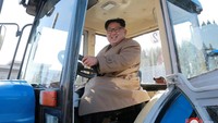 Gaya rambut pemimpin Korut, Kim Jong Un juga selalu menjadi perhatian. Kabarnya, warga Korut dilarang memiliki potongan rambut yang sama dengan dirinya (Foto: KCNA via Reuters)