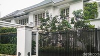 Harga tanah tersebut terbilang sangat mahal. Namun itu wajar sebab wilayah tersebut merupakan salah satu kawasan elit dengan harga rumah paling mahal di Jakarta.