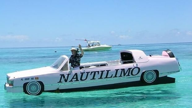 Traveler bisa naik limosin ini untuk keliling pantai (Unique Boat Tours)