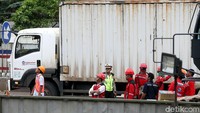 Para pengendara berhenti selama proses evakuasi.