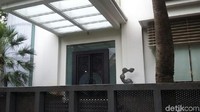 Pintu tertutup rapat. Penyidik KPK sempat berada selama sekitar 5 jam di rumah ini. Pengacara Novanto Fredrich Yunadi mengatakan penyidik melakukan penggeledahan. Foto: Kanavino/detikcom
