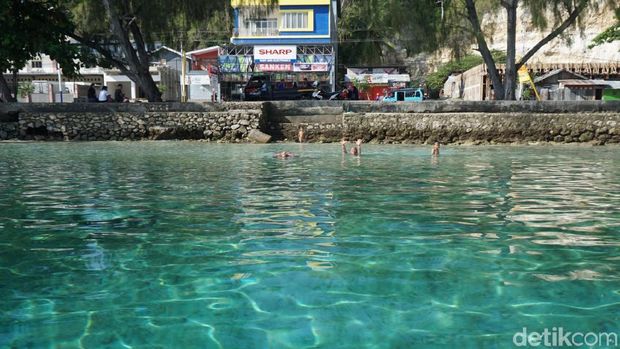 Bocah-bocah berenang di Pantai Kilo Lima (Wahyu/detikTravel)