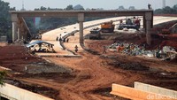 Pekerja menyelesaikan proyek pembangunan di proyek pembangunan Tol Depok-Antasari di kawasan Cinere-Jagakarsa, Jakarta, Kamis (16/11/2017).