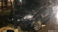 Moobil Fortuner itu menabrak tiang. Foto: Istimewa/detikcom