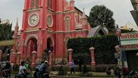 Karena warnanya yang nyentrik, gereja ini juga sering disebut Pink Church. Juga menjadi incaran turis yang pergi ke Vietnam (Instagram/Pangea196)
