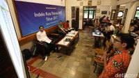 Peneliti SETARA Institrute, Halili (kanan) memaparkan hasil indeks kota toleran (IKT). IKT dan Kehidupan ber-Pancasila adalah pengukuran yang dilakukan untuk memperoleh gambaran situasi toleransi dan pengamalan Pancasila di masing-masing kota.