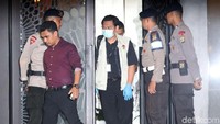 Beberapa di antara mereka keluar lagi dari rumah Setya Novanto.