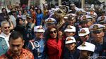 Aksi Menteri Susi dan ABK KRI Bima Suci