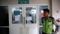 Ruang perawatan itu bernomor 322 - 328.