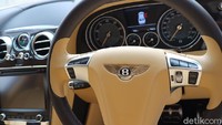 Bagi penghuni apartemen Regent Residence bisa menggunakan Bentley untuk sekadar pergi ke mal secara gratis. TapiFoto: Dina Rayanti