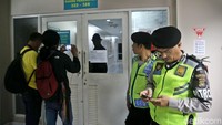 Suasana di RS sudah ramai oleh wartawan. Sebagian dari mereka mengabadikan ruang perawatan RS.