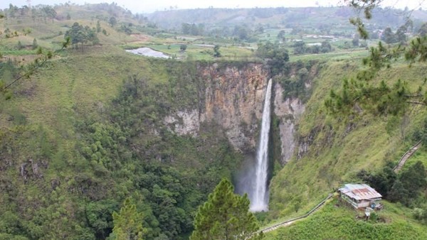 Lepas Rindu ke Air Terjun Kebanggaan Orang Batak, Sipiso-piso